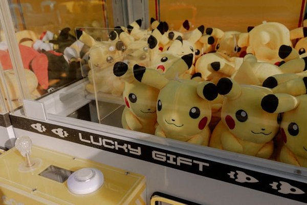 Découvrez la peluche pikachu : le cadeau parfait pour tous